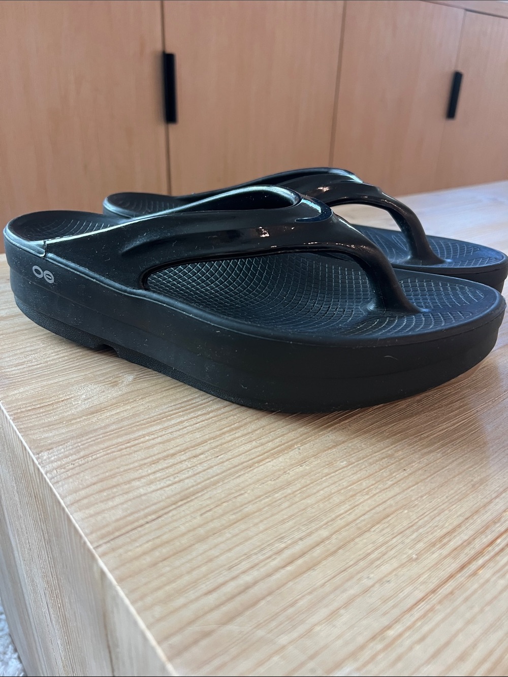 OOFOS Black Platform Thong Sandals shiny thong comfort shoe vn2207